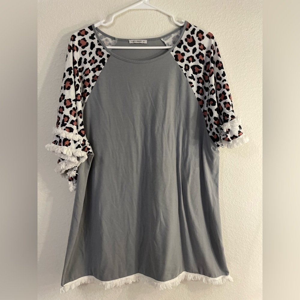 Cellabie women’s Gray 3/4 Sleeve Ruffled animal print sleeve top size 2XL